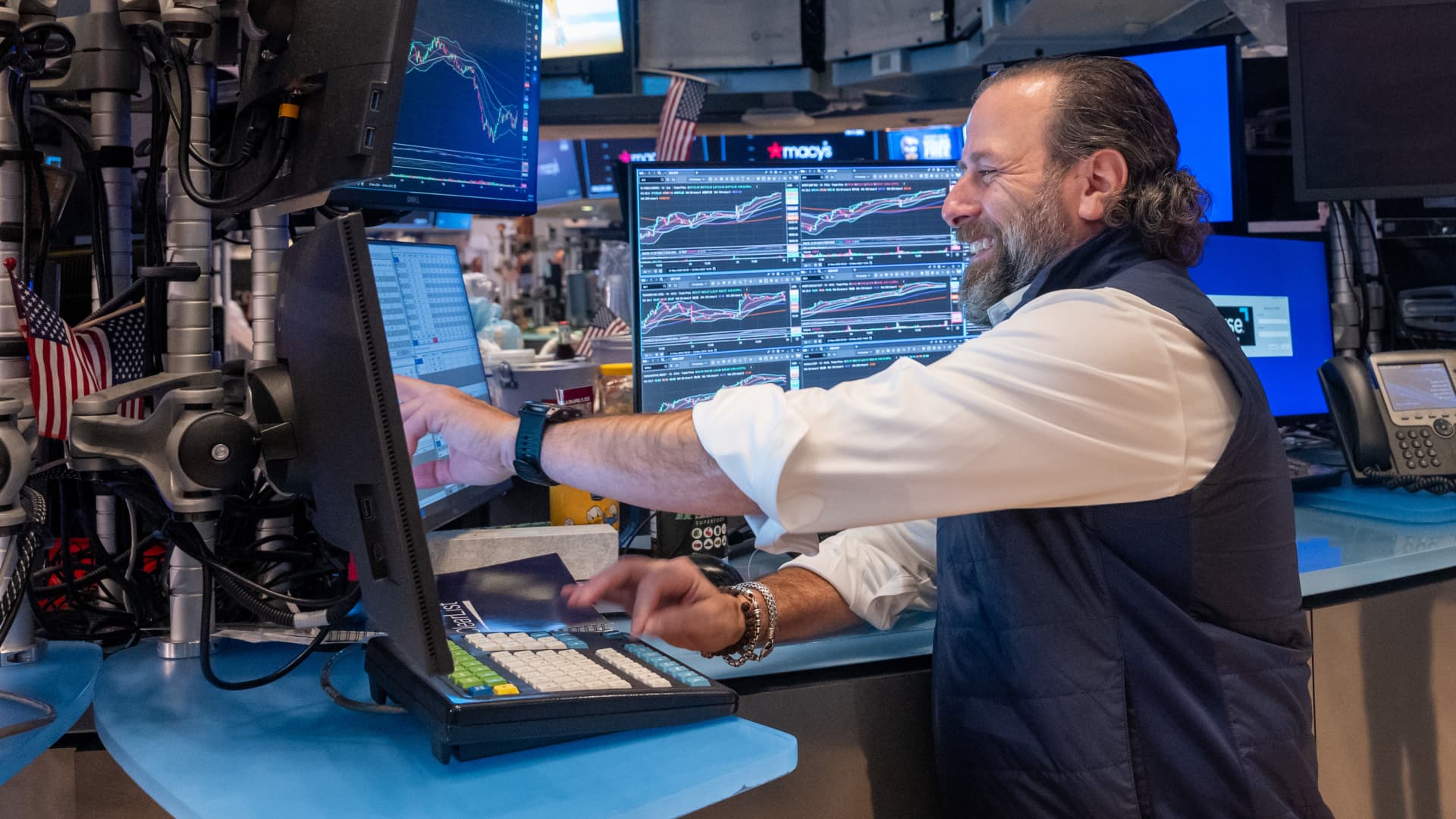 Thanksgiving cheer comes a day early for US markets